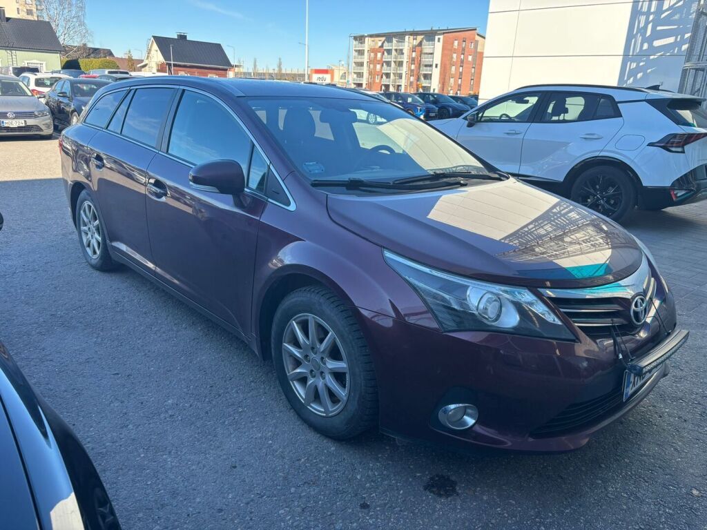 Toyota Avensis 2013 Punainen