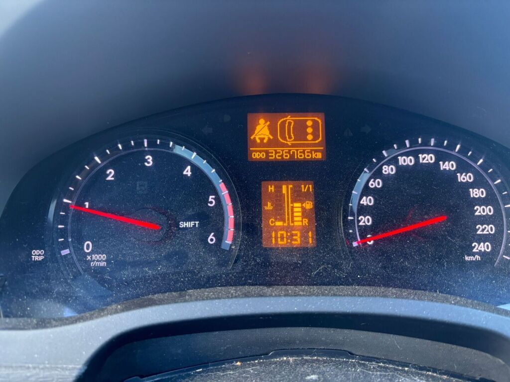 Toyota Avensis 2013 Punainen