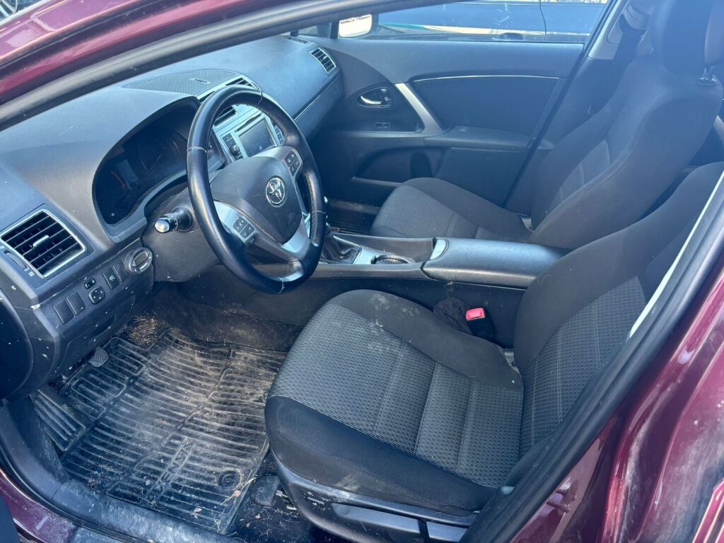 Toyota Avensis 2013 Punainen