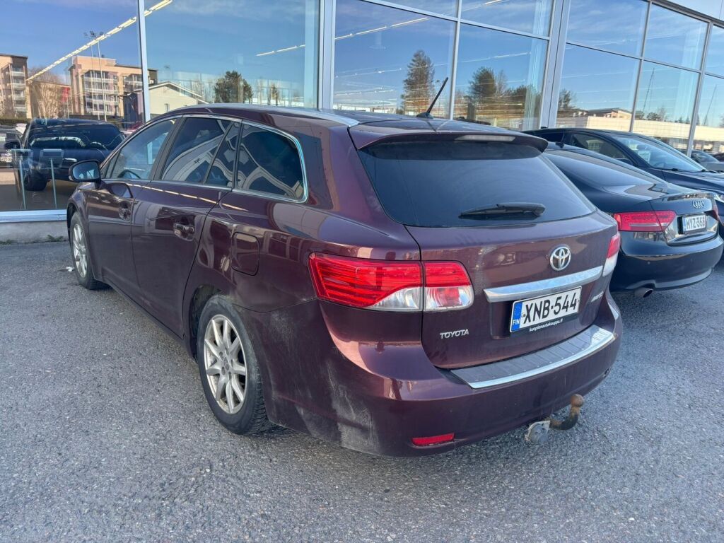 Toyota Avensis 2013 Punainen