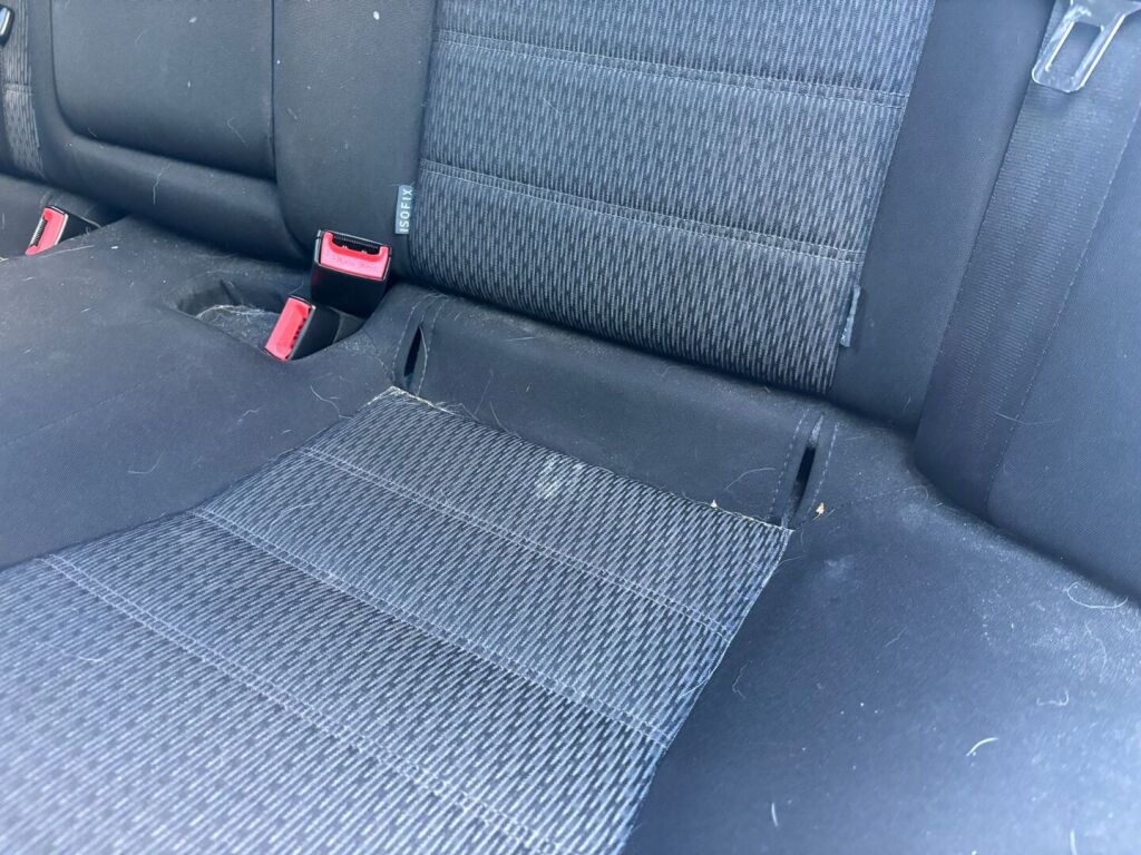 Toyota Avensis 2013 Punainen