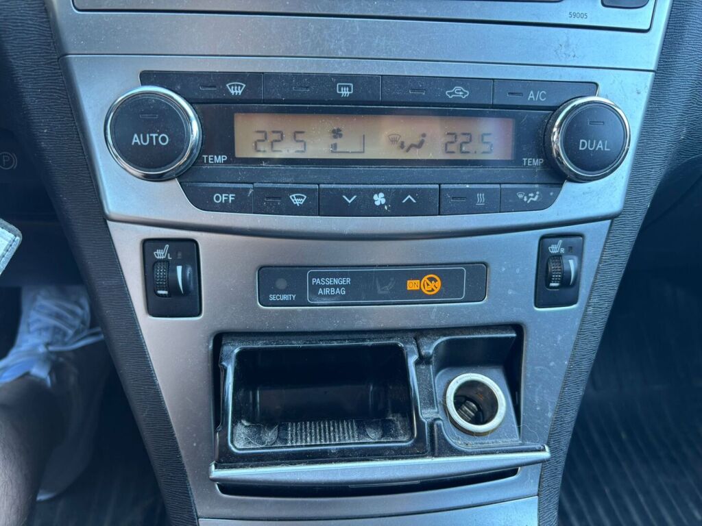 Toyota Avensis 2013 Punainen