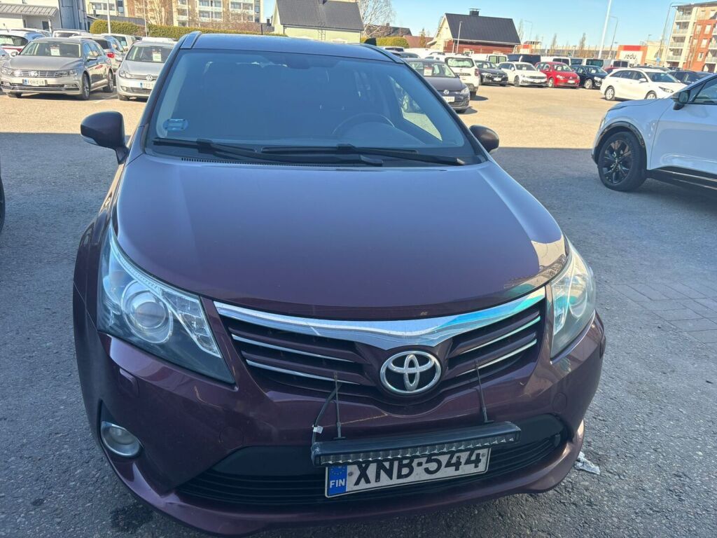 Toyota Avensis 2013 Punainen