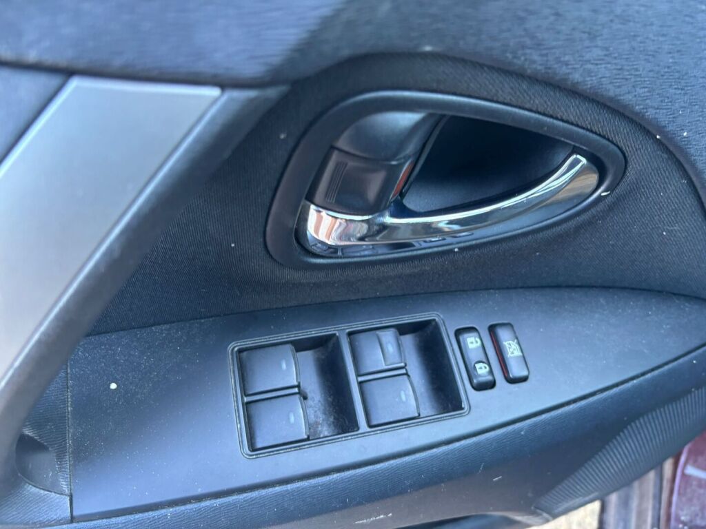 Toyota Avensis 2013 Punainen