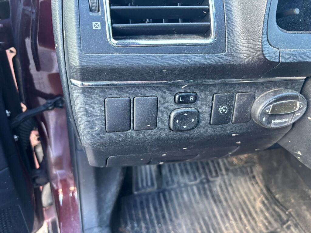 Toyota Avensis 2013 Punainen