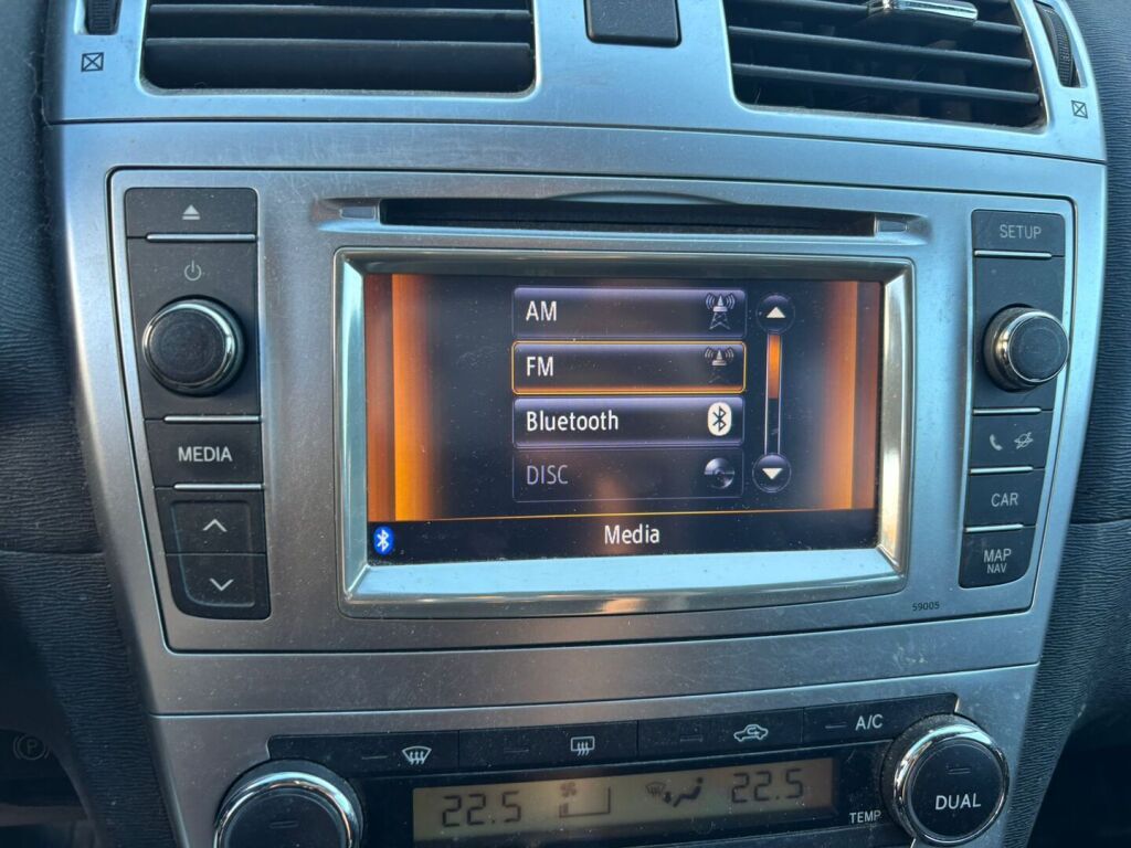 Toyota Avensis 2013 Punainen