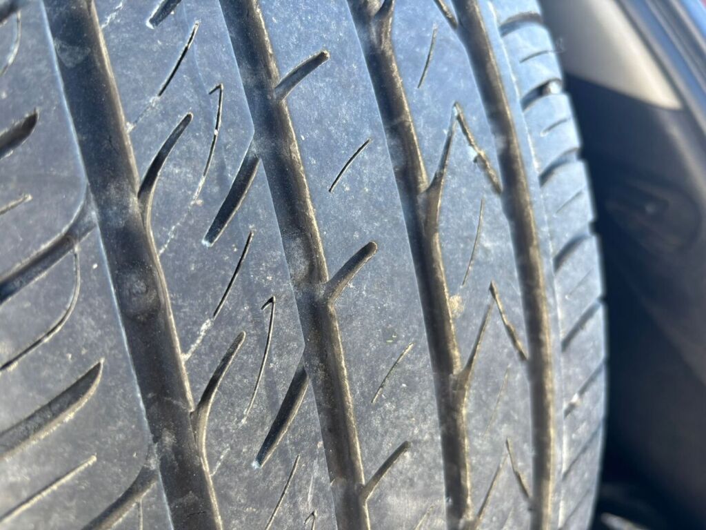 Toyota Avensis 2013 Punainen