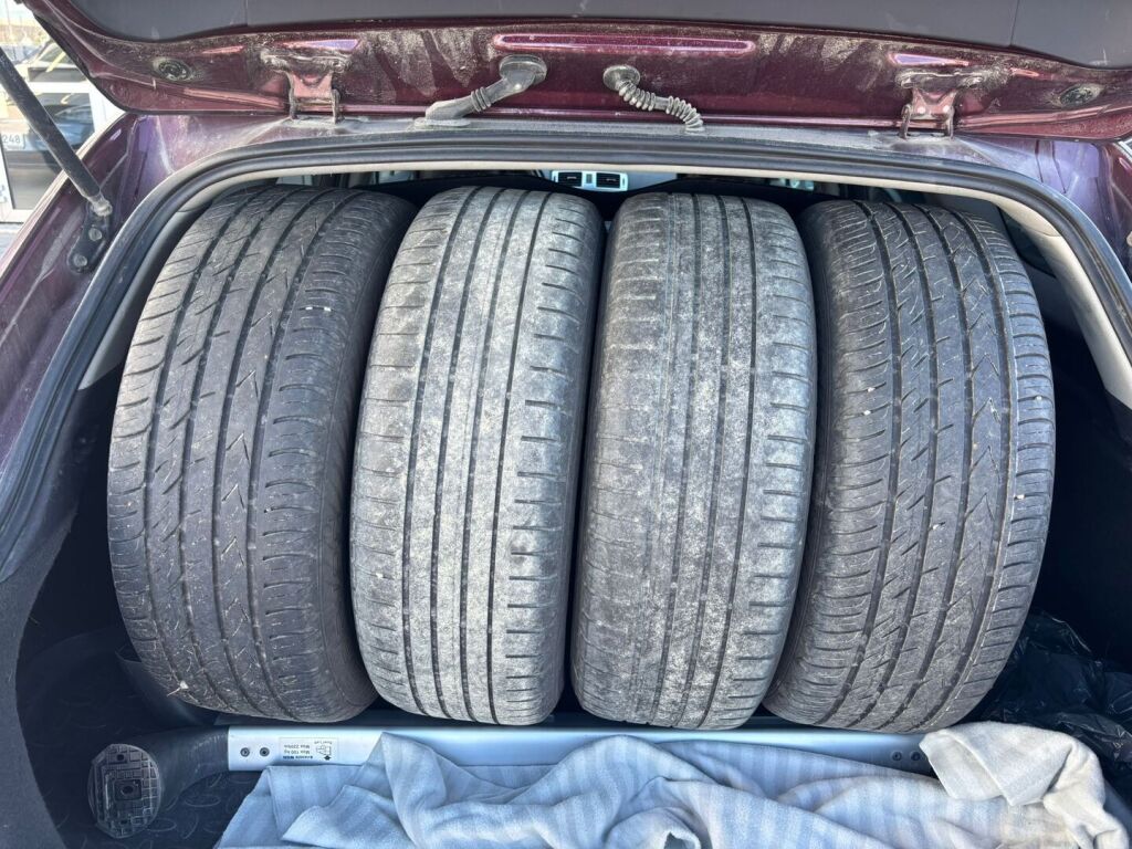 Toyota Avensis 2013 Punainen