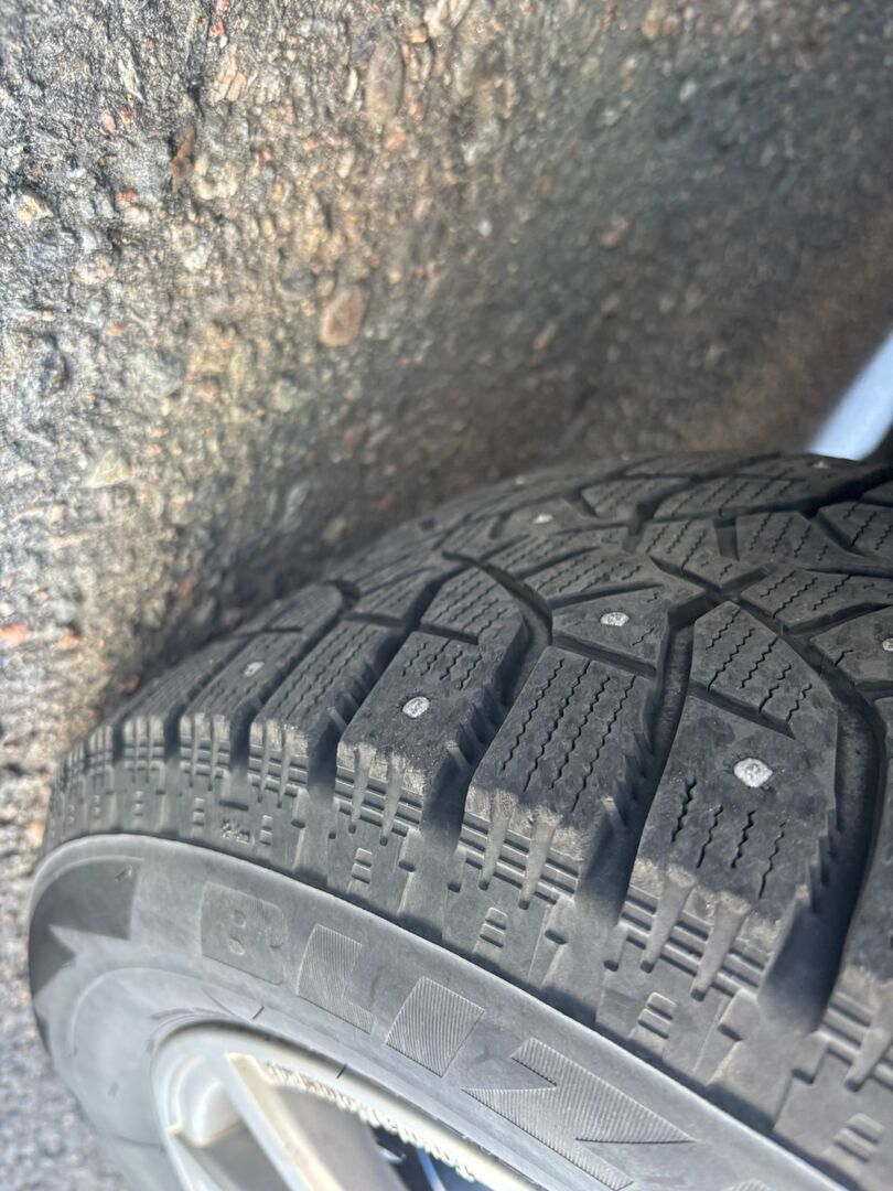 Toyota Avensis 2013 Punainen