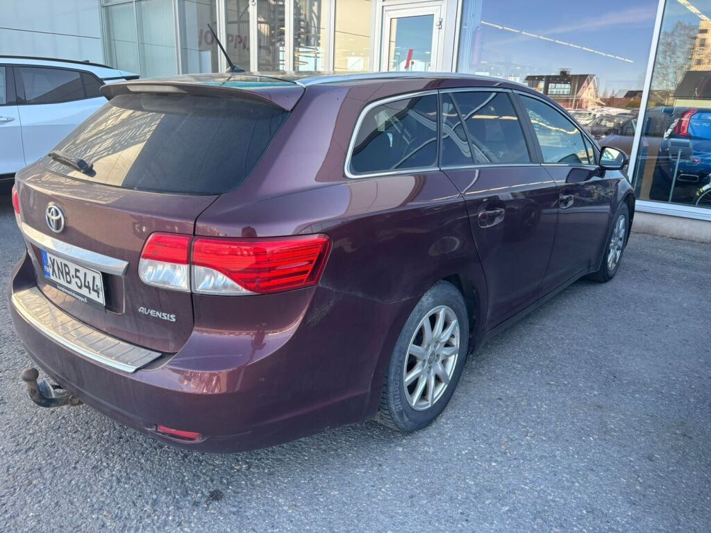 Toyota Avensis 2013 Punainen