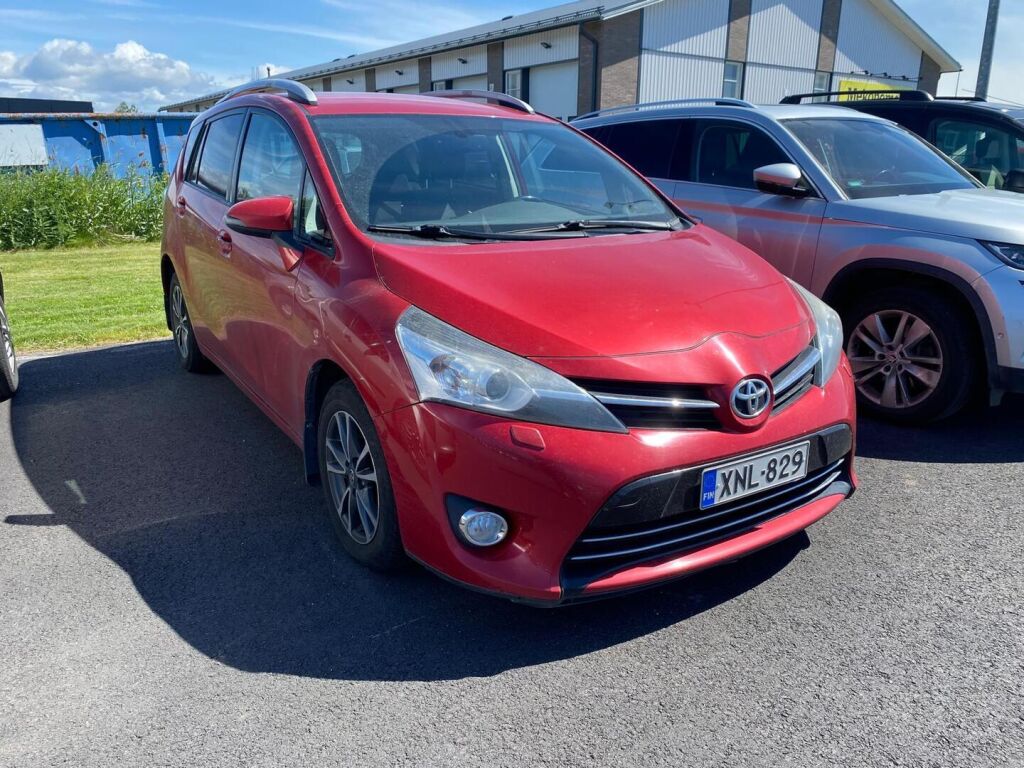 Toyota Verso 2014 Punainen