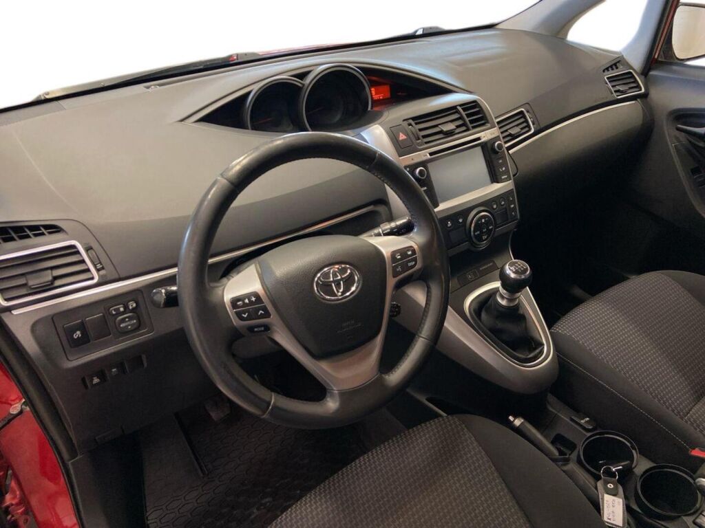 Toyota Verso 2014 Punainen