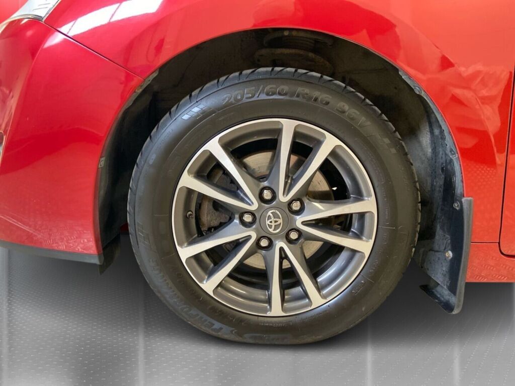 Toyota Verso 2014 Punainen
