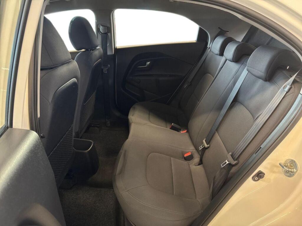 Kia Rio 2015 Valkoinen