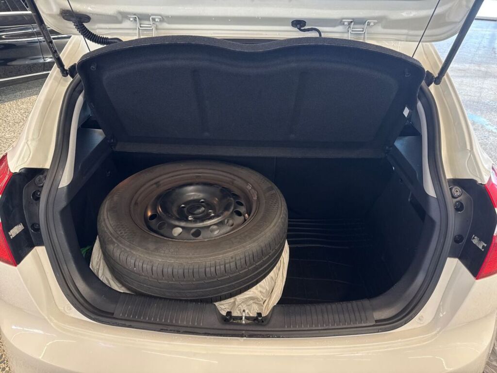 Kia Rio 2015 Valkoinen