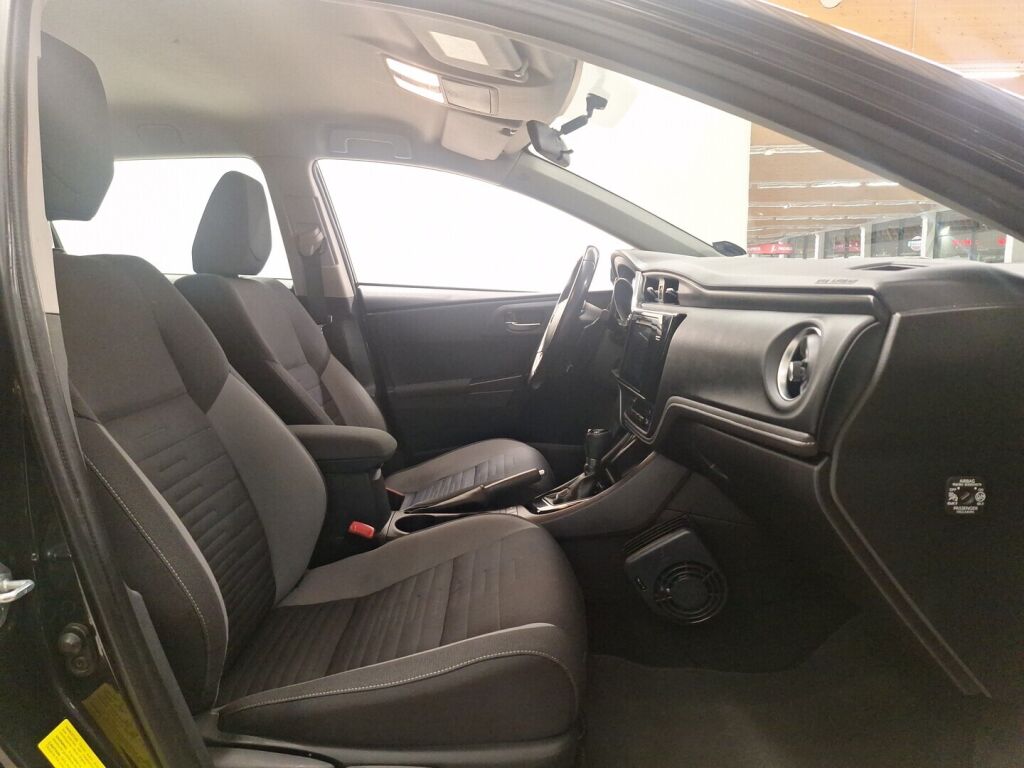 Toyota Auris 2016 Musta