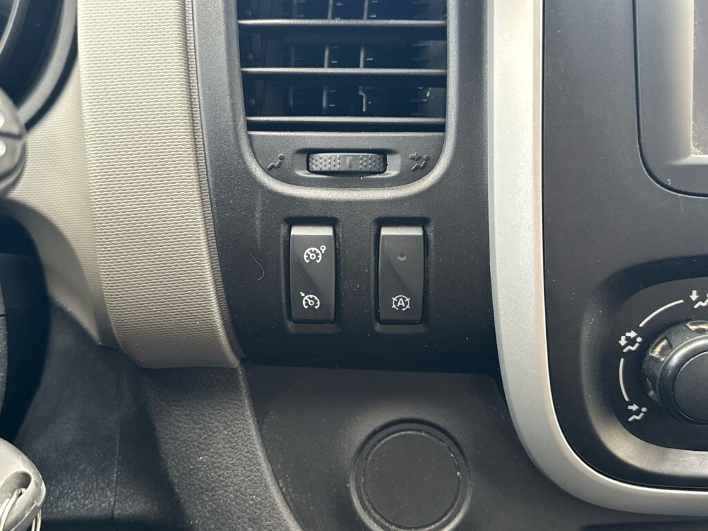 Renault Trafic 2016 Valkoinen