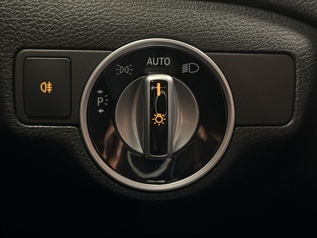 Mercedes-Benz CLA 2016 Musta