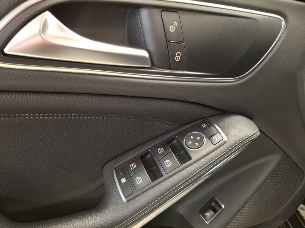 Mercedes-Benz CLA 2016 Musta