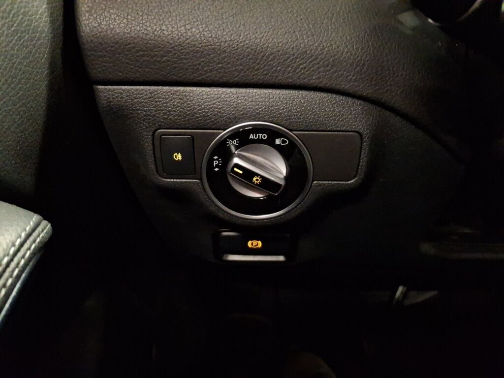 Mercedes-Benz CLA 2016 Musta