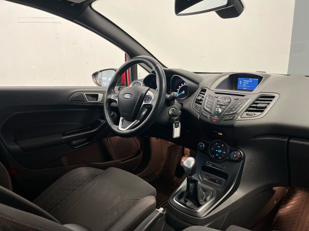 Ford Fiesta 2017 Punainen