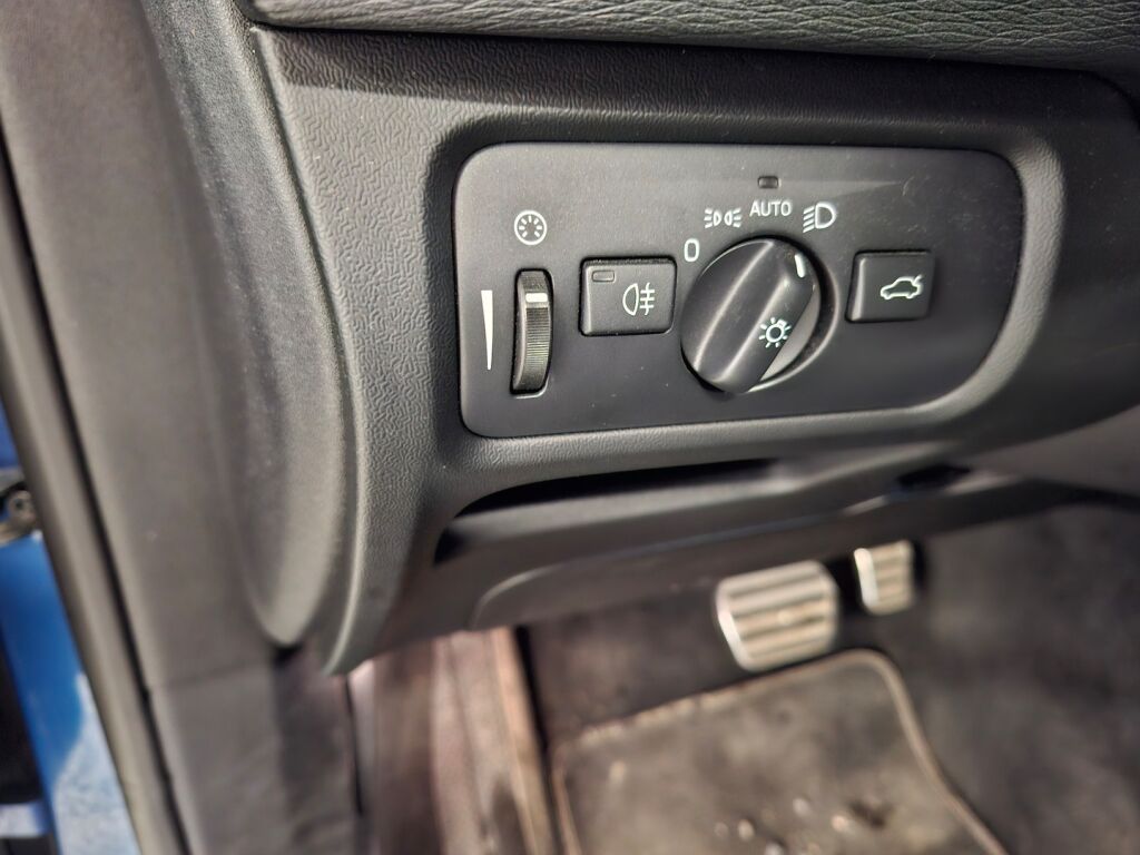 Volvo V40 2017 Sininen