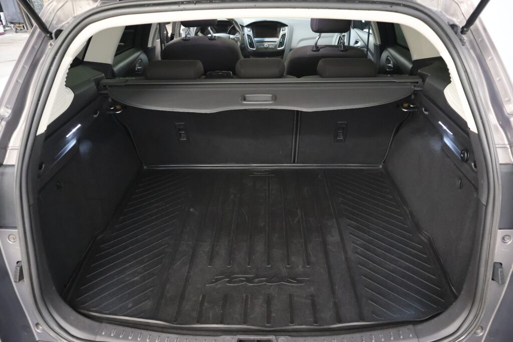 Ford Focus 2016 Ruskea (beige)