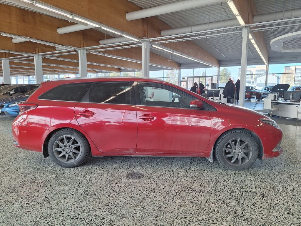 Toyota Auris 2016 Punainen