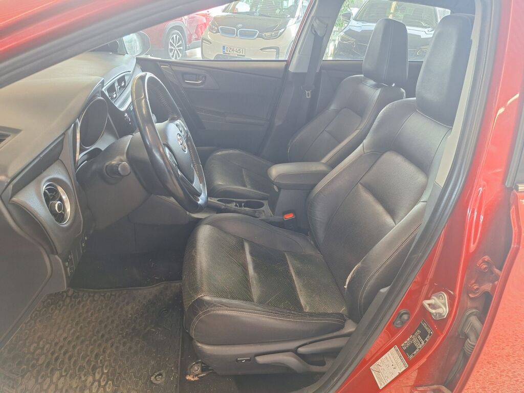 Toyota Auris 2016 Punainen