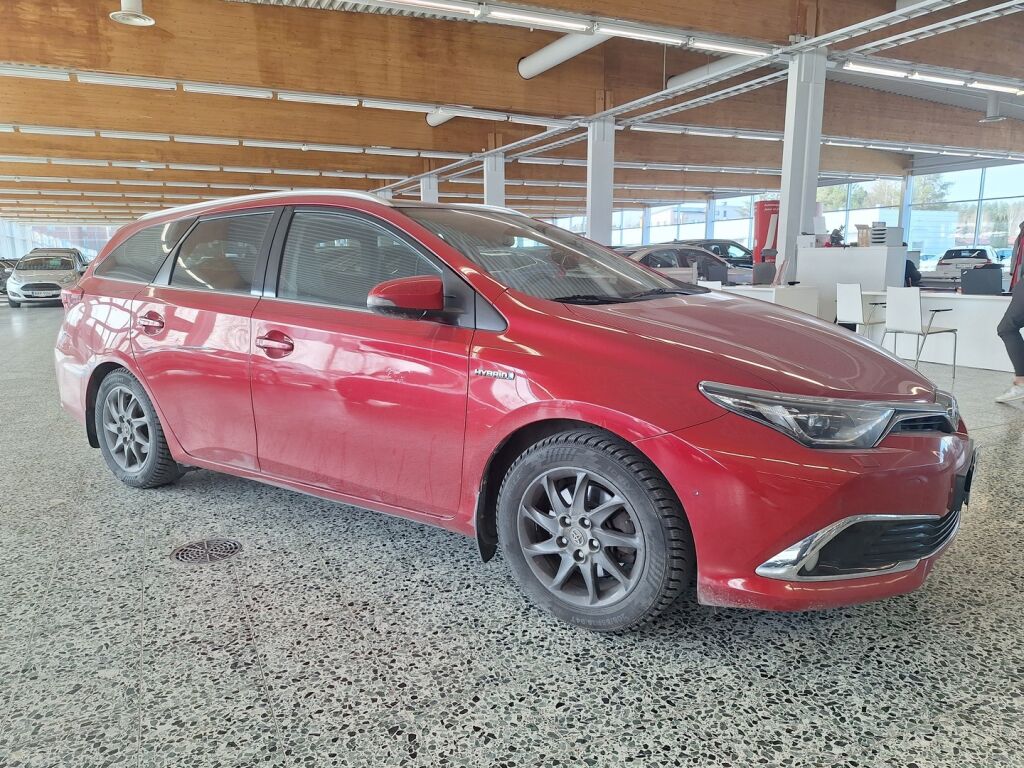 Toyota Auris 2016 Punainen