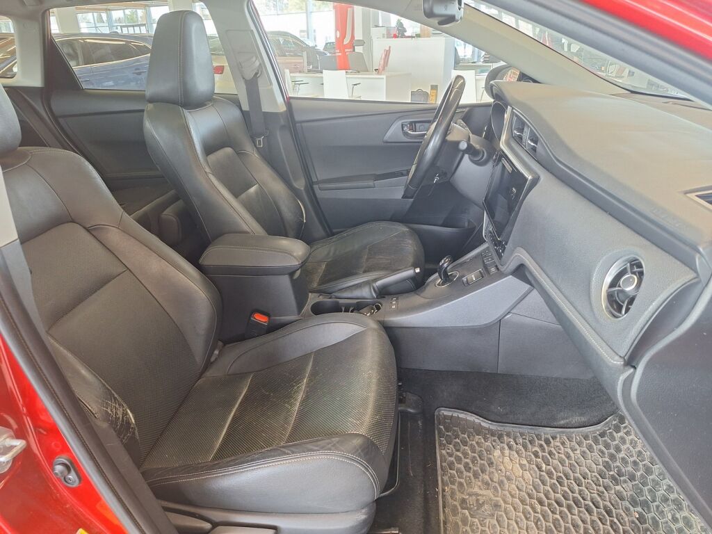 Toyota Auris 2016 Punainen