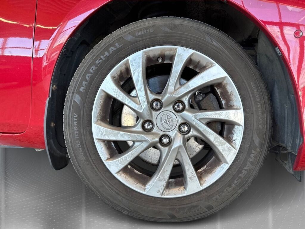 Toyota Auris 2016 Punainen