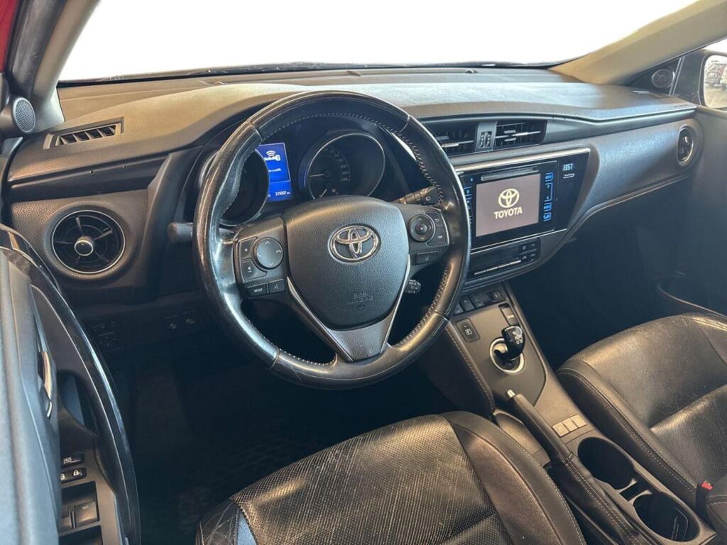 Toyota Auris 2016 Punainen