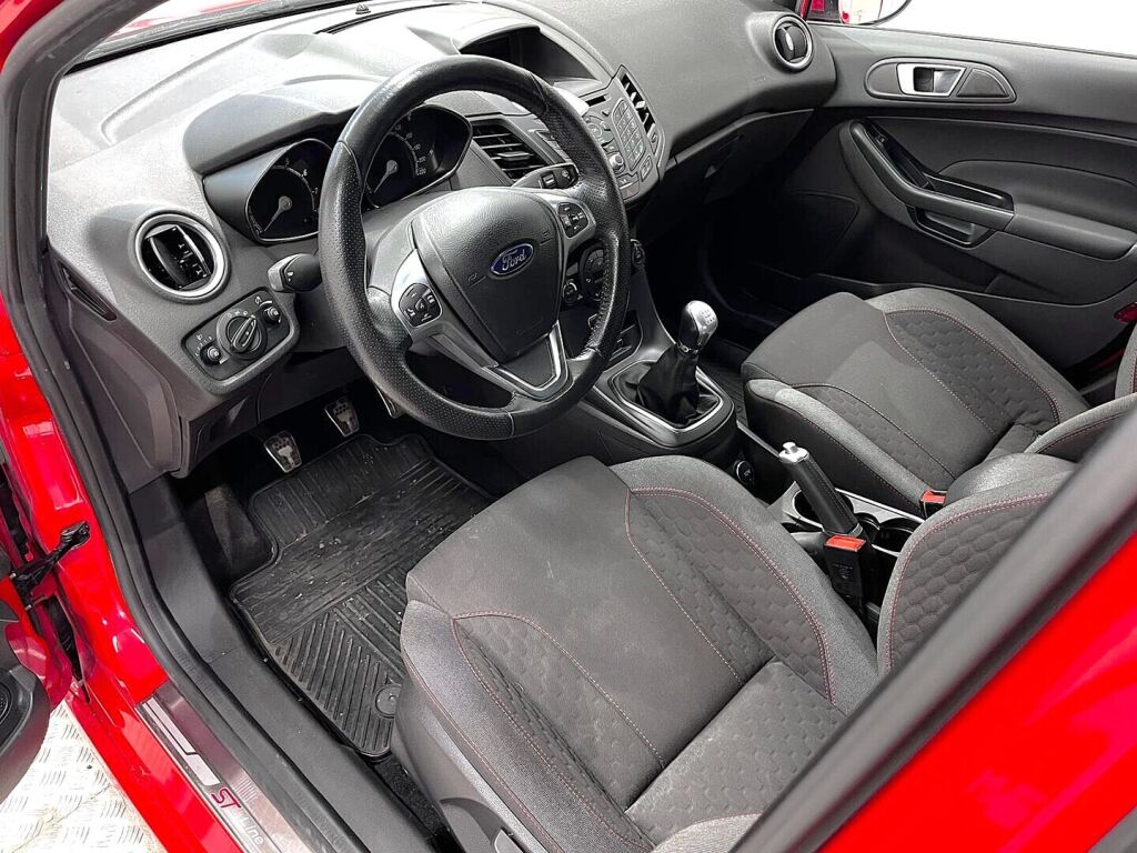 Ford Fiesta 2016 Punainen