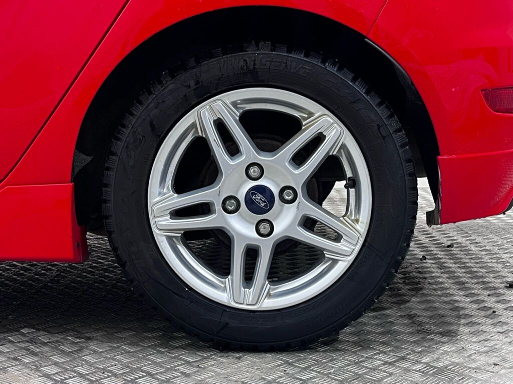 Ford Fiesta 2016 Punainen