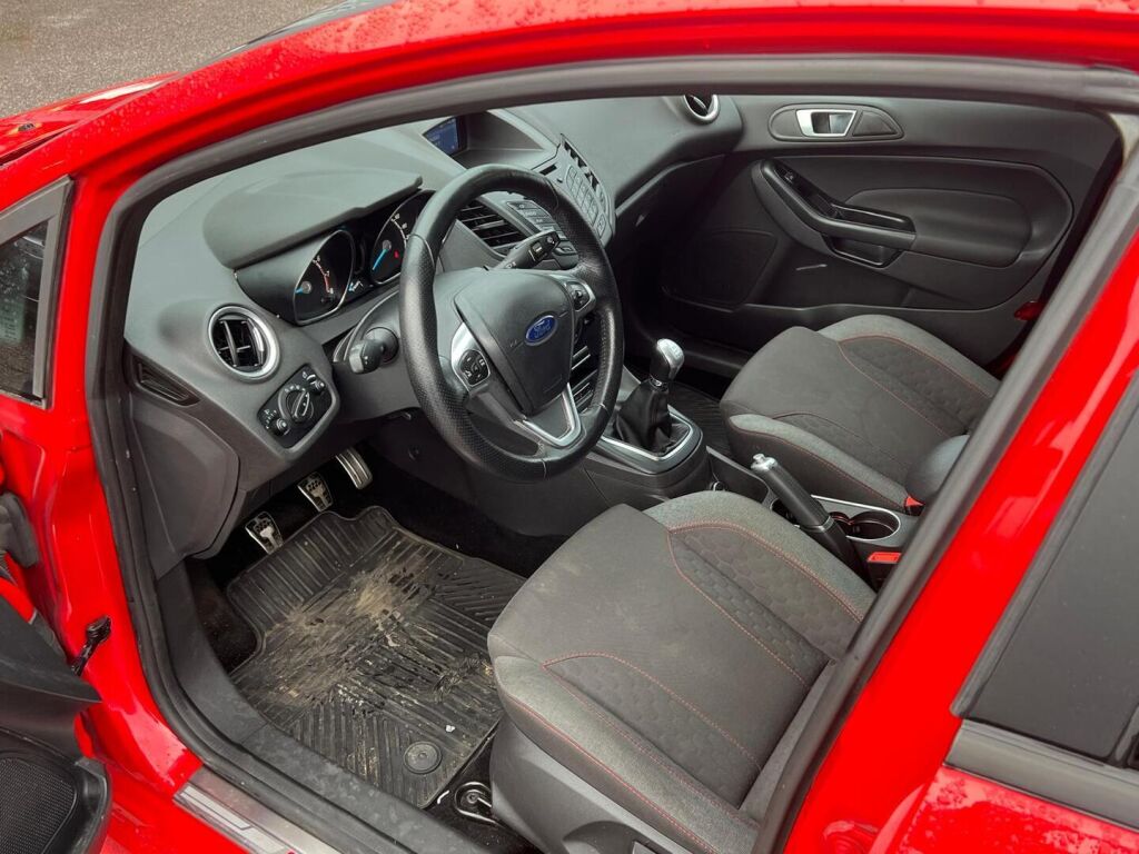 Ford Fiesta 2016 Punainen