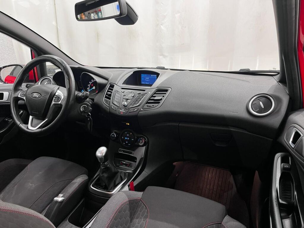 Ford Fiesta 2016 Punainen