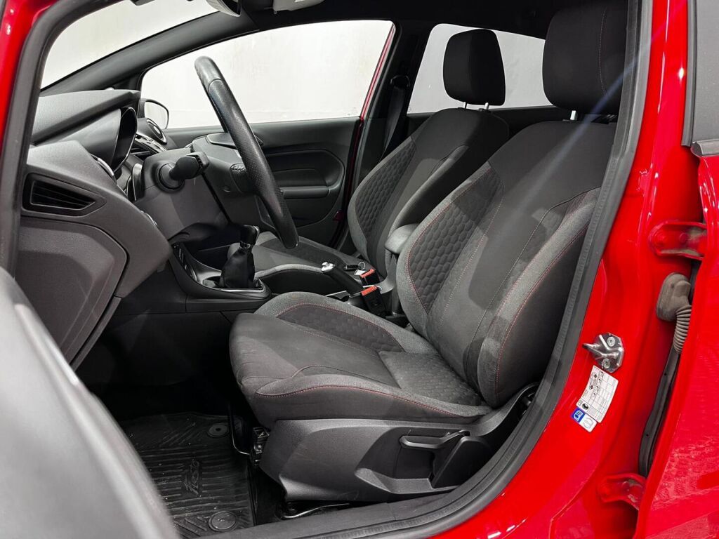 Ford Fiesta 2016 Punainen