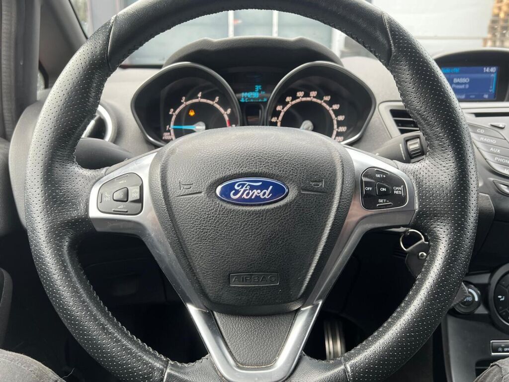 Ford Fiesta 2016 Punainen