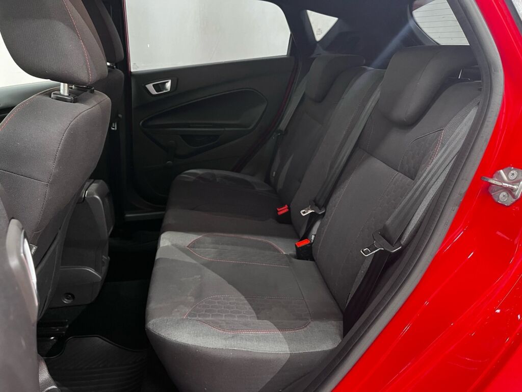 Ford Fiesta 2016 Punainen
