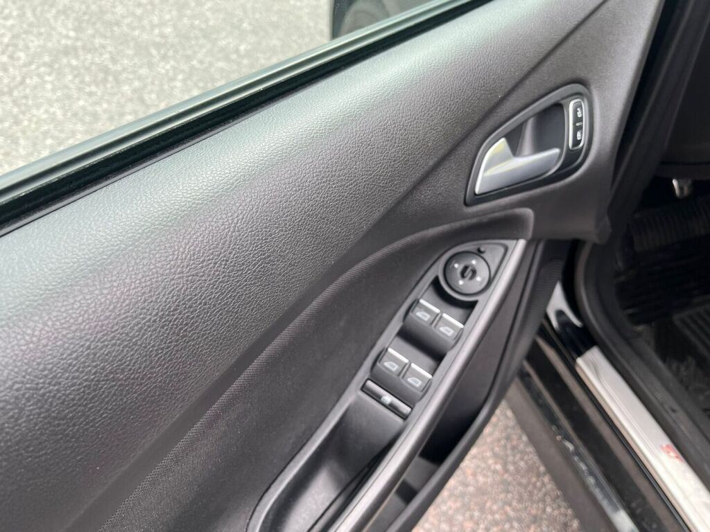 Ford Focus 2016 Musta