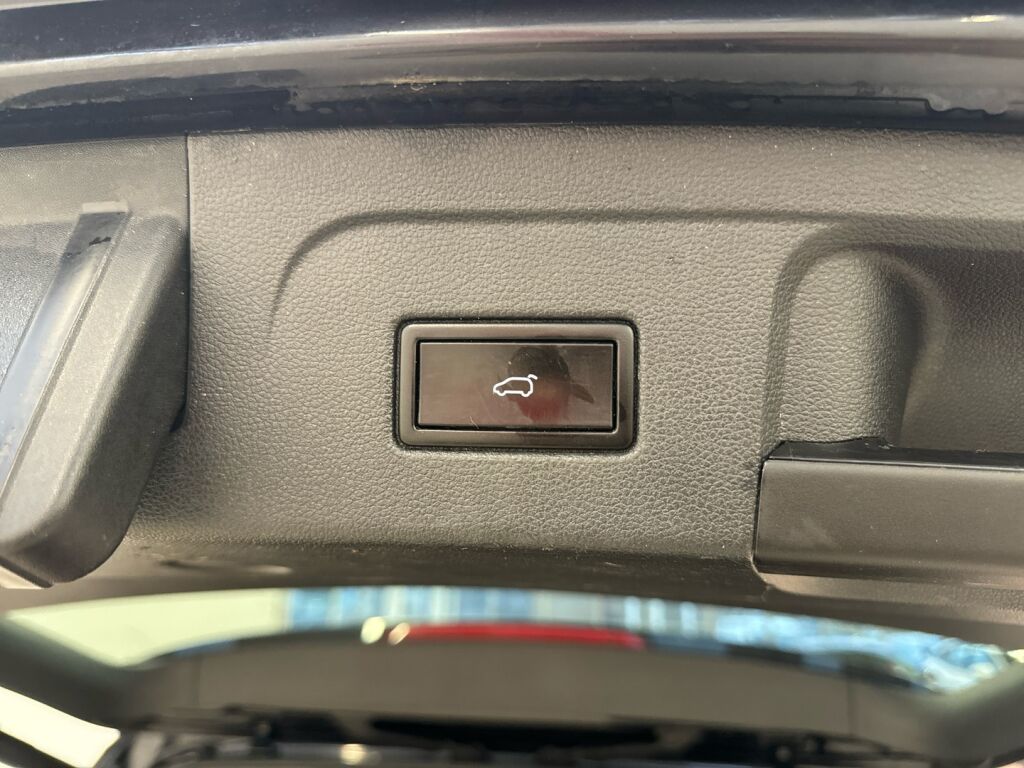 Volkswagen Touran 2017 Musta