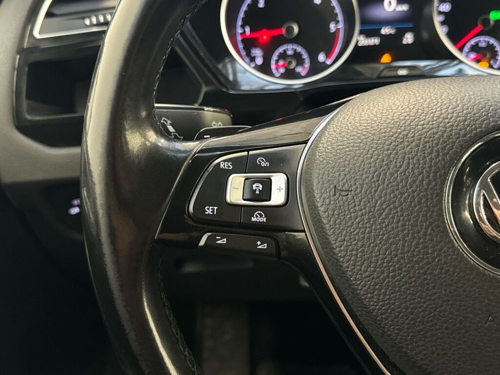 Volkswagen Touran 2017 Musta