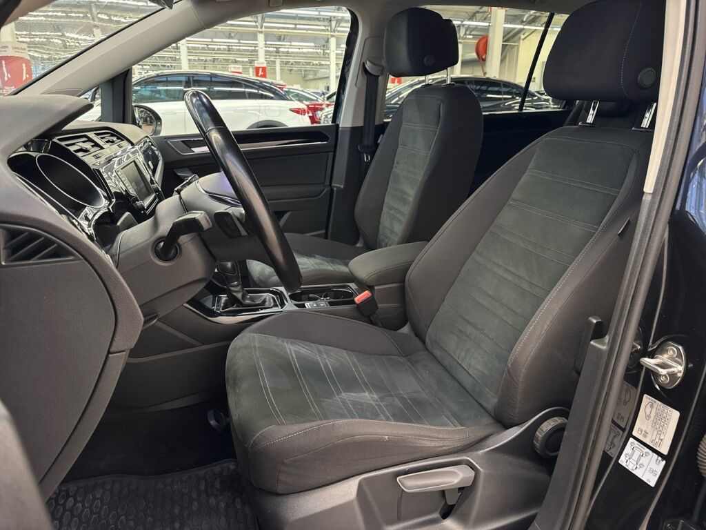 Volkswagen Touran 2017 Musta