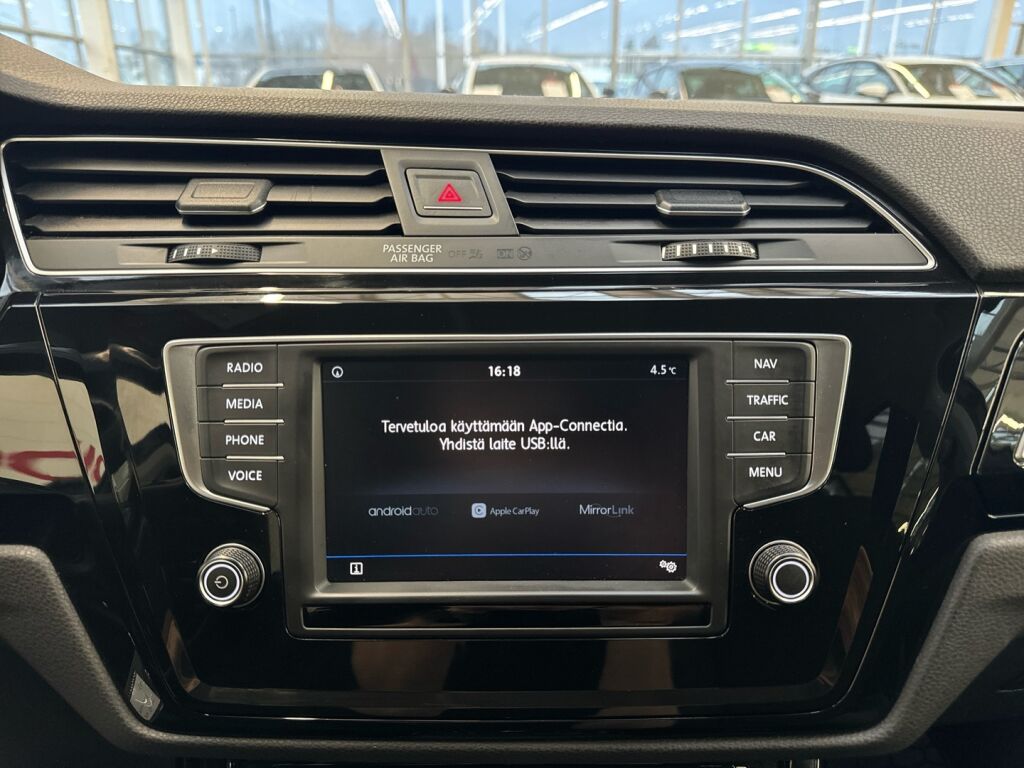 Volkswagen Touran 2017 Musta