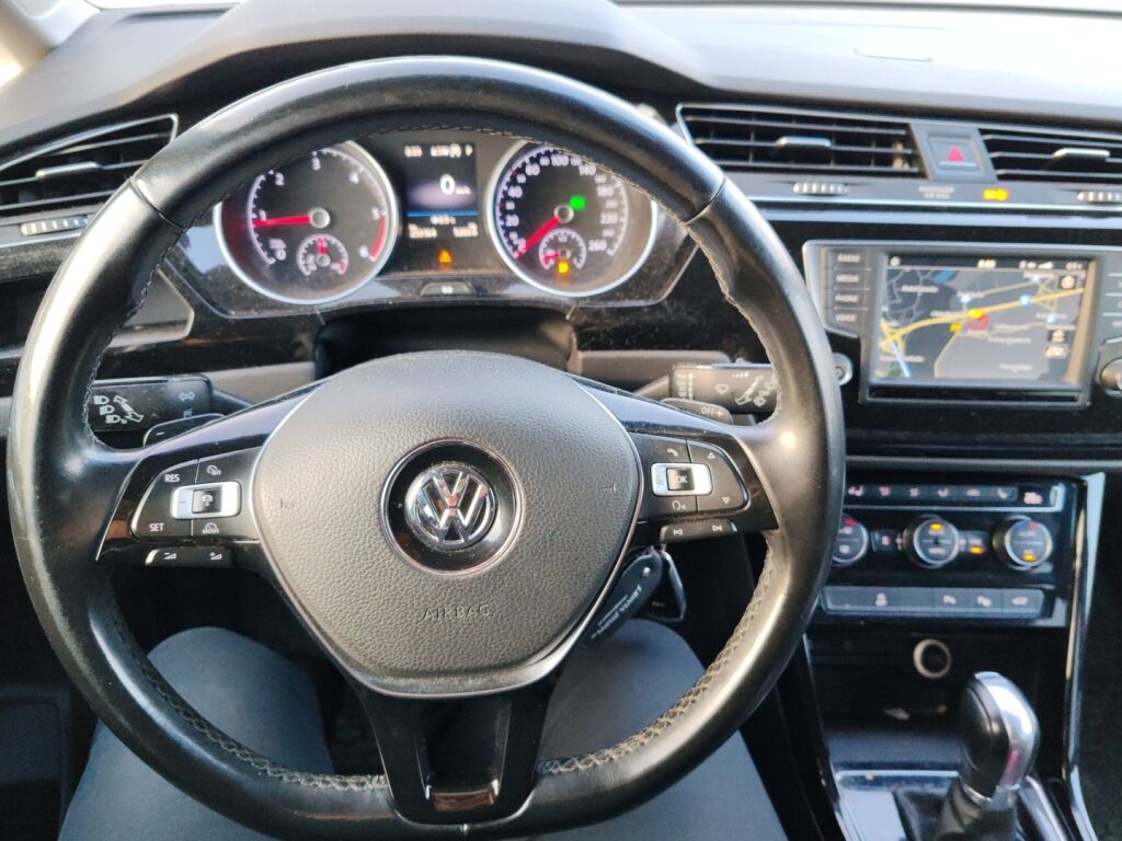 Volkswagen Touran 2017 Musta