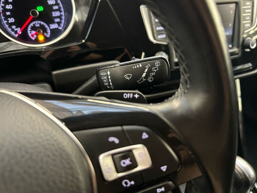 Volkswagen Touran 2017 Musta