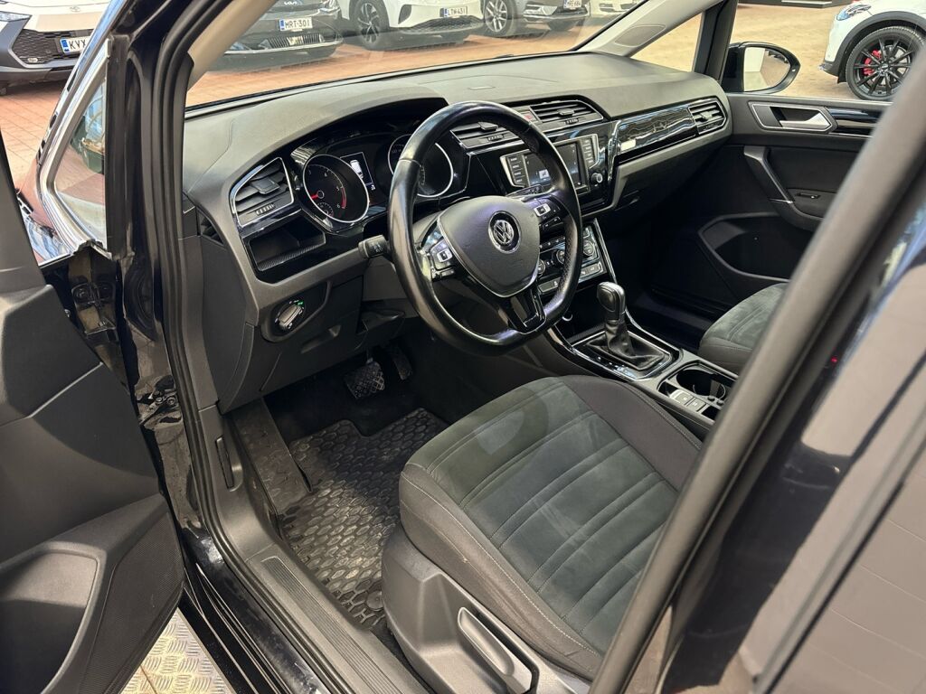 Volkswagen Touran 2017 Musta