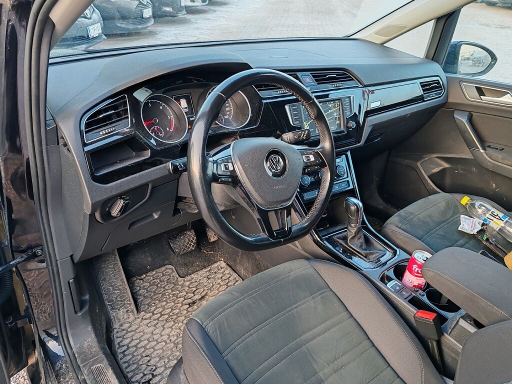 Volkswagen Touran 2017 Musta