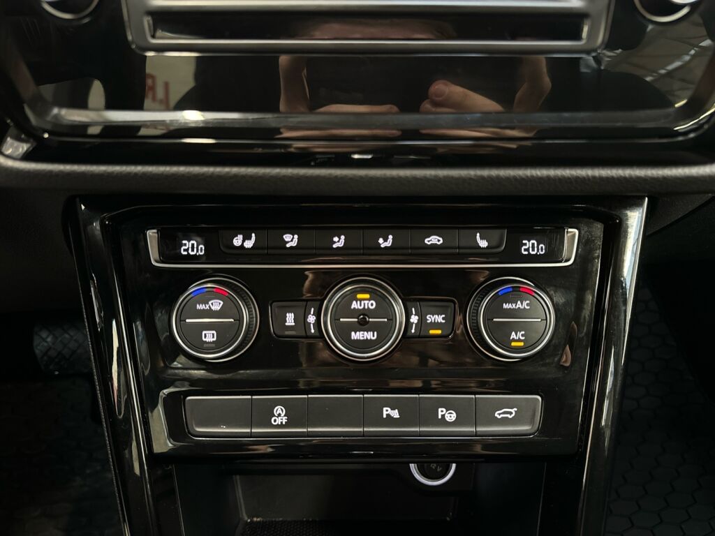 Volkswagen Touran 2017 Musta